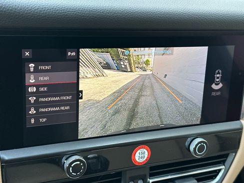 Used 2025 Porsche Macan image 22