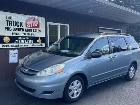 Used 2010 Toyota Sienna LE FWD image 1