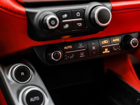 Used 2018 Ferrari GTC4Lusso AWD/4WD image 73