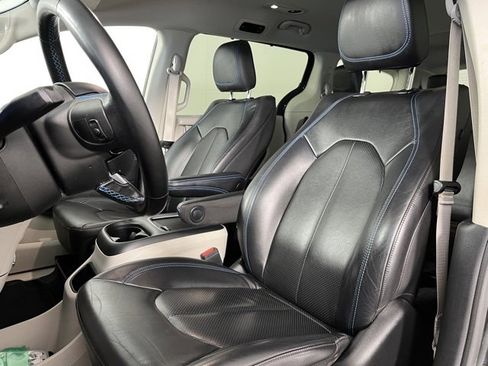 Used 2021 Chrysler Pacifica Touring-L image 17