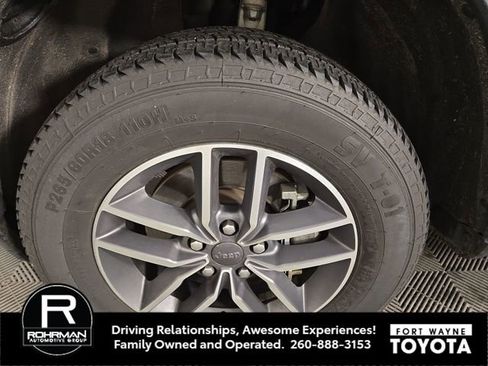 Used 2021 Jeep Grand Cherokee Limited w/ Sun & Sound Group image 11