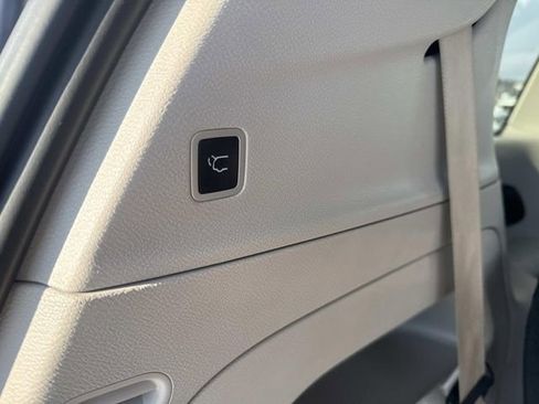 Used 2024 Chrysler Pacifica Touring-L FWD image 7