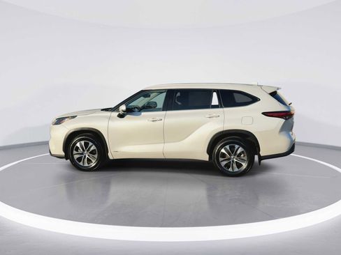 Certified 2022 Toyota Highlander XLE image 5