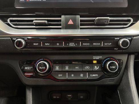 Used 2022 Kia Niro EX Premium image 17