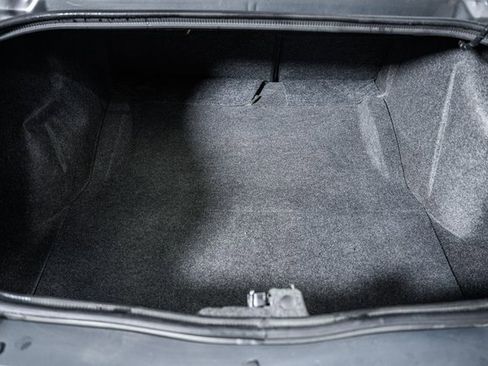 Used 2015 Dodge Challenger SXT image 9