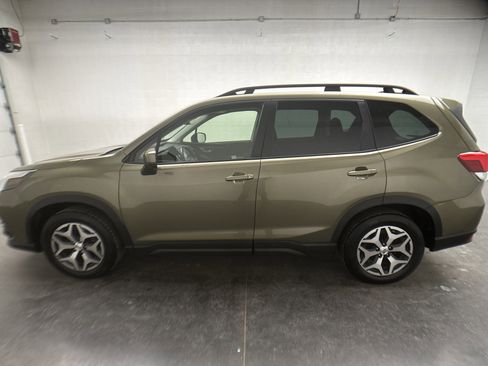 Used 2023 Subaru Forester Premium image 6