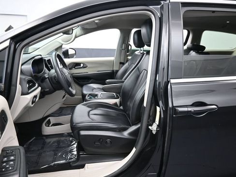 Used 2023 Chrysler Pacifica Touring-L FWD image 11