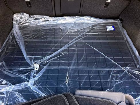 Certified 2024 Volvo XC40 B5 Plus image 11