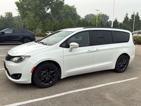 Used 2020 Chrysler Pacifica Touring-L w/ S Appearance Package FWD image 11