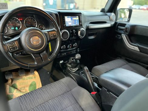 Used 2012 Jeep Wrangler Unlimited Rubicon w/ Connectivity Group AWD/4WD image 14