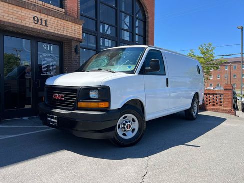 Used 2017 GMC Savana 2500 RWD image 2
