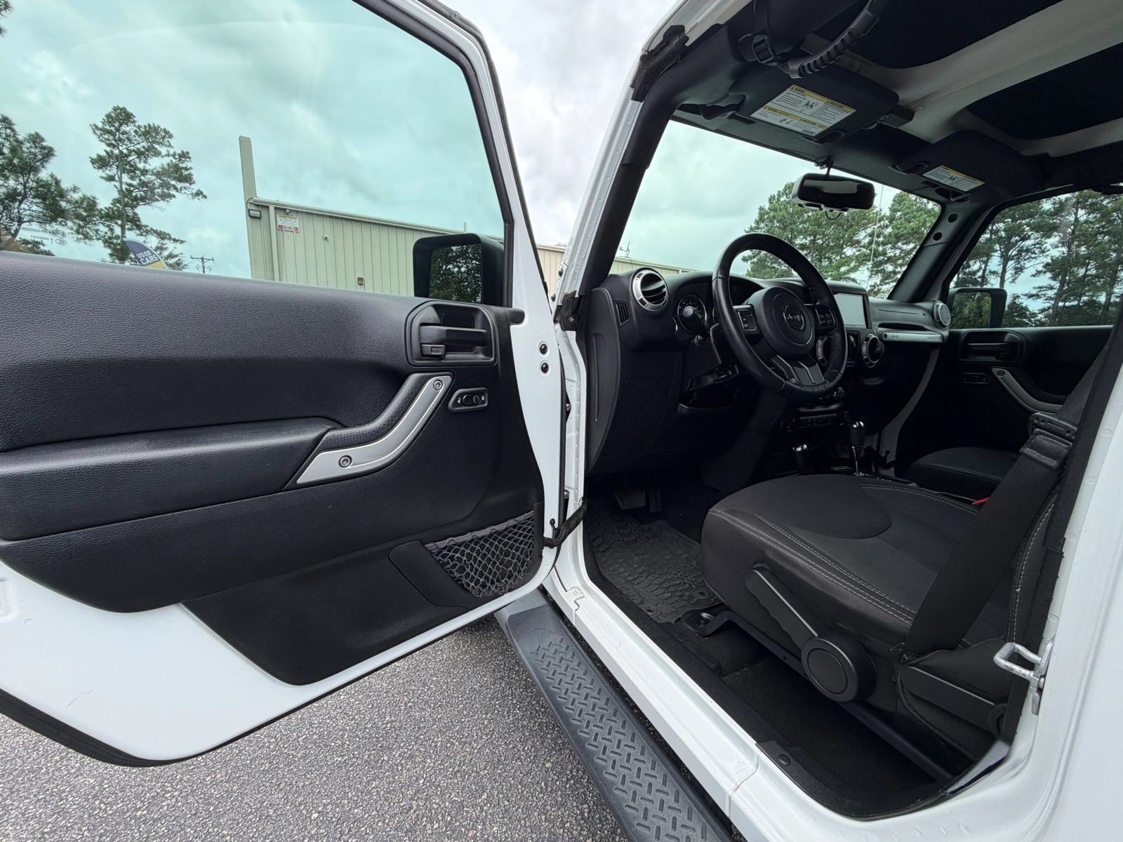 Used 2018 Jeep Wrangler Unlimited Sahara AWD/4WD image 13