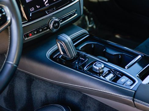 Used 2020 Volvo S90 T8 Inscription image 21