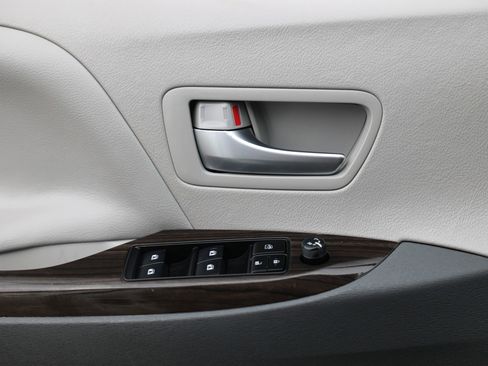Used 2020 Toyota Sienna XLE FWD image 42