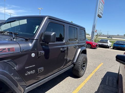 Used 2019 Jeep Wrangler Unlimited Sahara AWD/4WD image 4