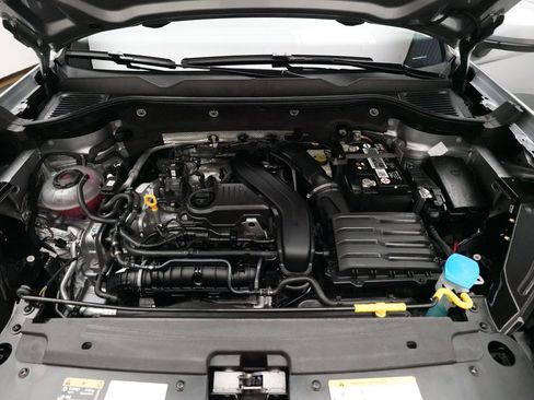 Used 2023 Volkswagen Taos SE w/ Panoramic Sunroof Package image 3