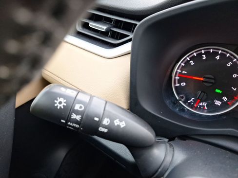 Used 2022 Toyota RAV4 XLE Premium image 22