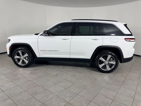 Used 2025 Jeep Grand Cherokee Limited w/ Luxury Tech Group II image 2