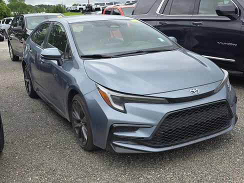 Used 2024 Toyota Corolla SE FWD image 3