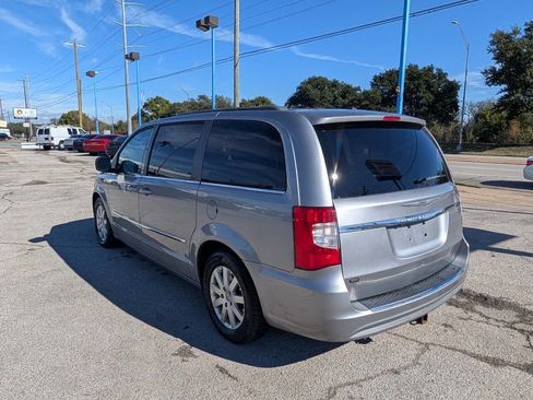 Used 2016 Chrysler Town & Country Touring image 6