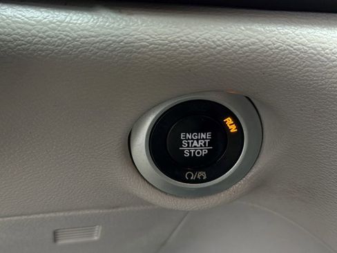 Used 2017 Chrysler Pacifica Touring-L image 31