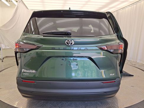 Used 2026 Toyota Sienna XLE FWD image 23
