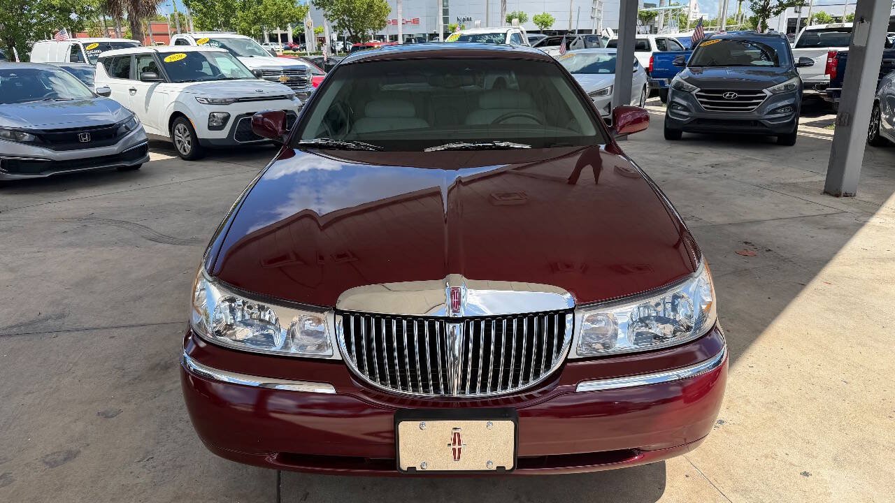 Used 1999 Lincoln Town Car Signature RWD image 2
