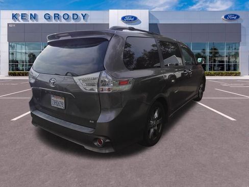 Used 2017 Toyota Sienna SE FWD image 2