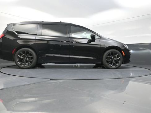 Used 2025 Chrysler Pacifica Limited FWD image 14