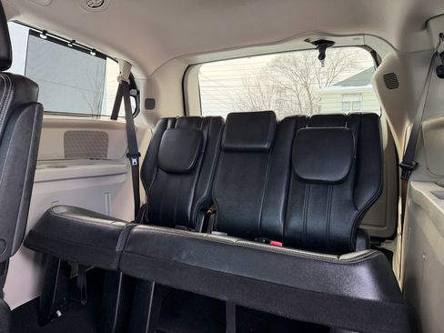 Used 2013 Chrysler Town & Country Touring image 9