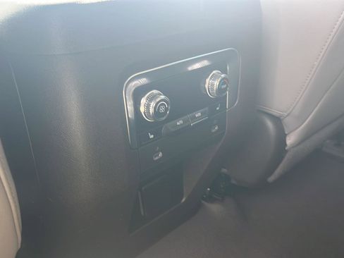 Used 2022 GMC Yukon SLT w/ SLT Luxury Package RWD image 12
