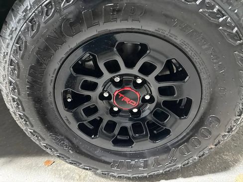 Used 2022 Toyota Tacoma SR5 w/ Technology Package RWD image 39
