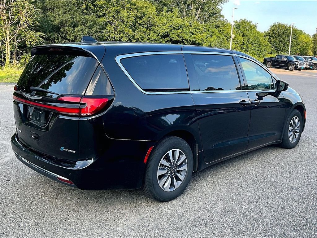 Used 2023 Chrysler Pacifica Touring-L FWD image 6