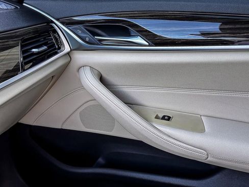 Used 2019 BMW 530i w/ Premium Package image 27