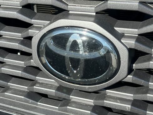 Used 2021 Toyota Tacoma TRD Off-Road w/ Technology Package AWD/4WD image 13