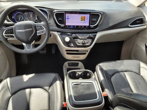 Used 2024 Chrysler Pacifica Touring-L FWD image 16