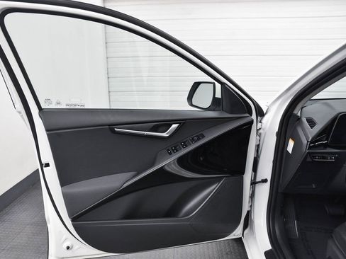 Used 2023 Kia Niro EX image 11