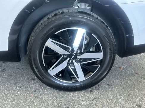 Certified 2023 Kia Sorento S FWD image 10