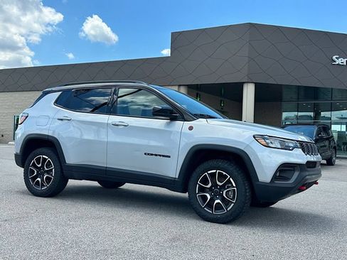 Used 2025 Jeep Compass Trailhawk AWD/4WD image 10