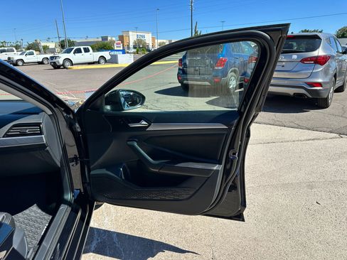 Used 2023 Volkswagen Jetta SE w/ Panoramic Sunroof Package image 33