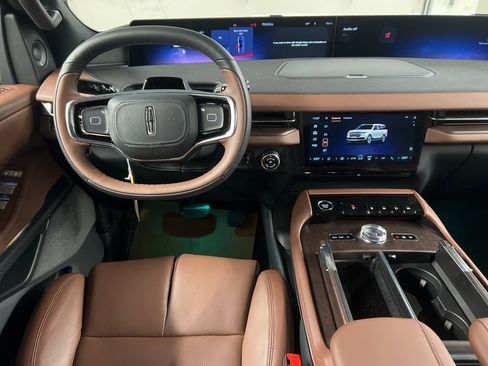 Used 2025 Lincoln Navigator Reserve image 8