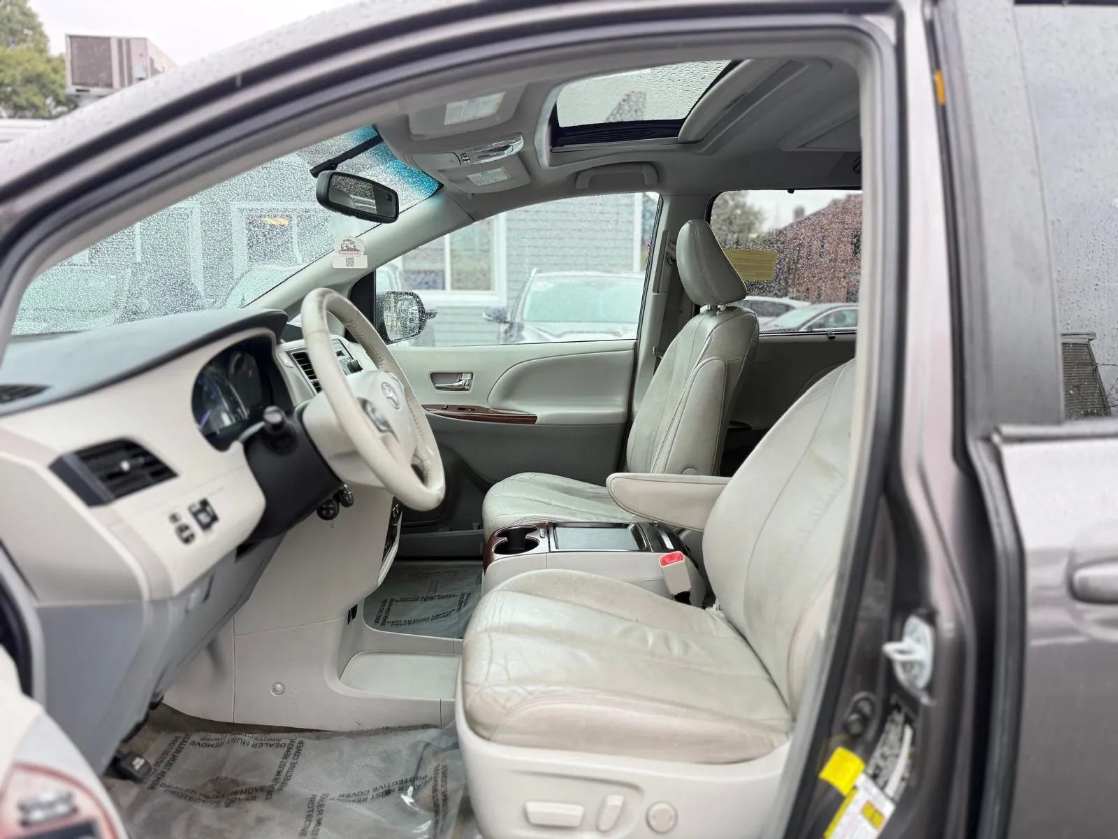 Used 2011 Toyota Sienna XLE w/ Entertainment Pkg FWD image 12