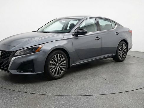 Used 2025 Nissan Altima 2.5 SV FWD image 3