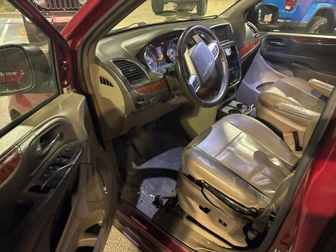 Used 2016 Chrysler Town & Country Touring image 18