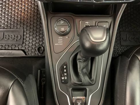 Used 2019 Jeep Cherokee Latitude Plus w/ Comfort/Convenience Group AWD/4WD image 27