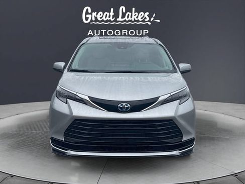 Used 2025 Toyota Sienna LE w/ LE Plus Package FWD image 8