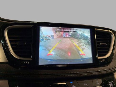 Used 2023 Chrysler Pacifica Touring-L image 18