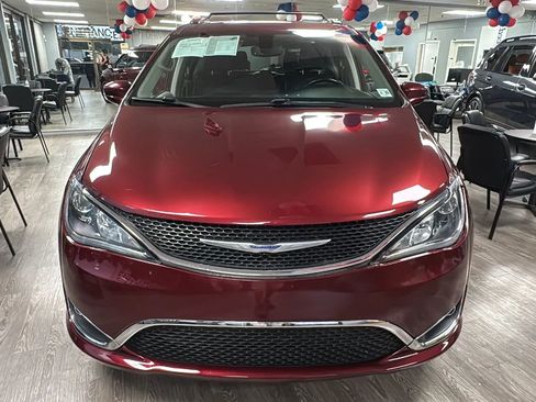 Used 2020 Chrysler Pacifica Touring-L FWD image 2