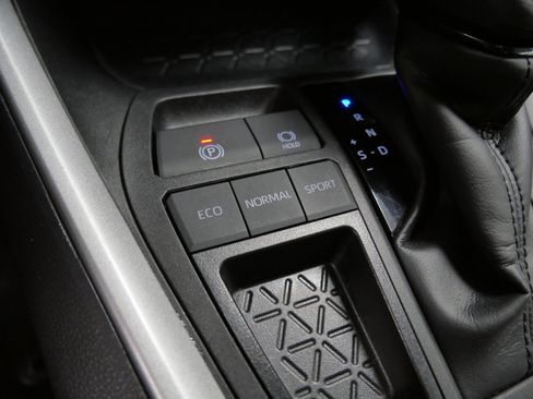 Certified 2025 Toyota RAV4 XLE FWD image 31