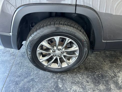 Used 2019 Jeep Cherokee Latitude Plus w/ Comfort/Convenience Group AWD/4WD image 25
